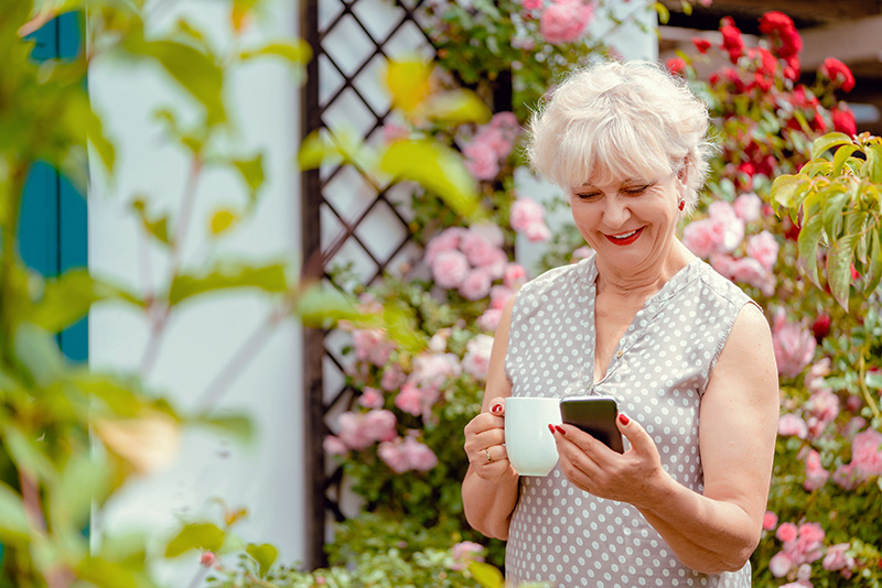 Preventicus Blog Dame schaut auf Handy Willkommen