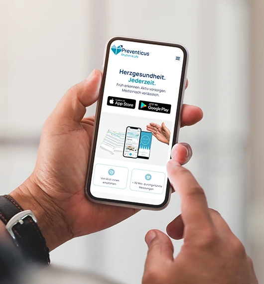 Person nutzt die Preventicus Landingpage auf dem Smartphone