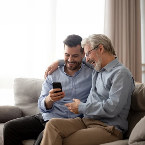Zwei Personen betrachten gemeinsam ein Smartphone